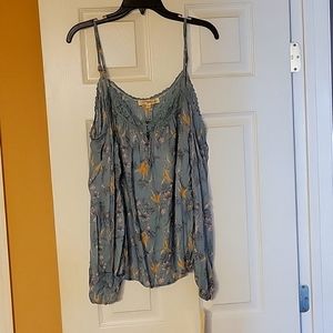 Cold shoulder top -NWT